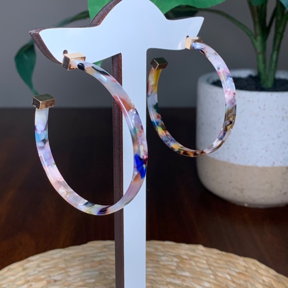 Beautiful pair of Multi-Colored Resin Hoop earrings. - Picture 4 of 9